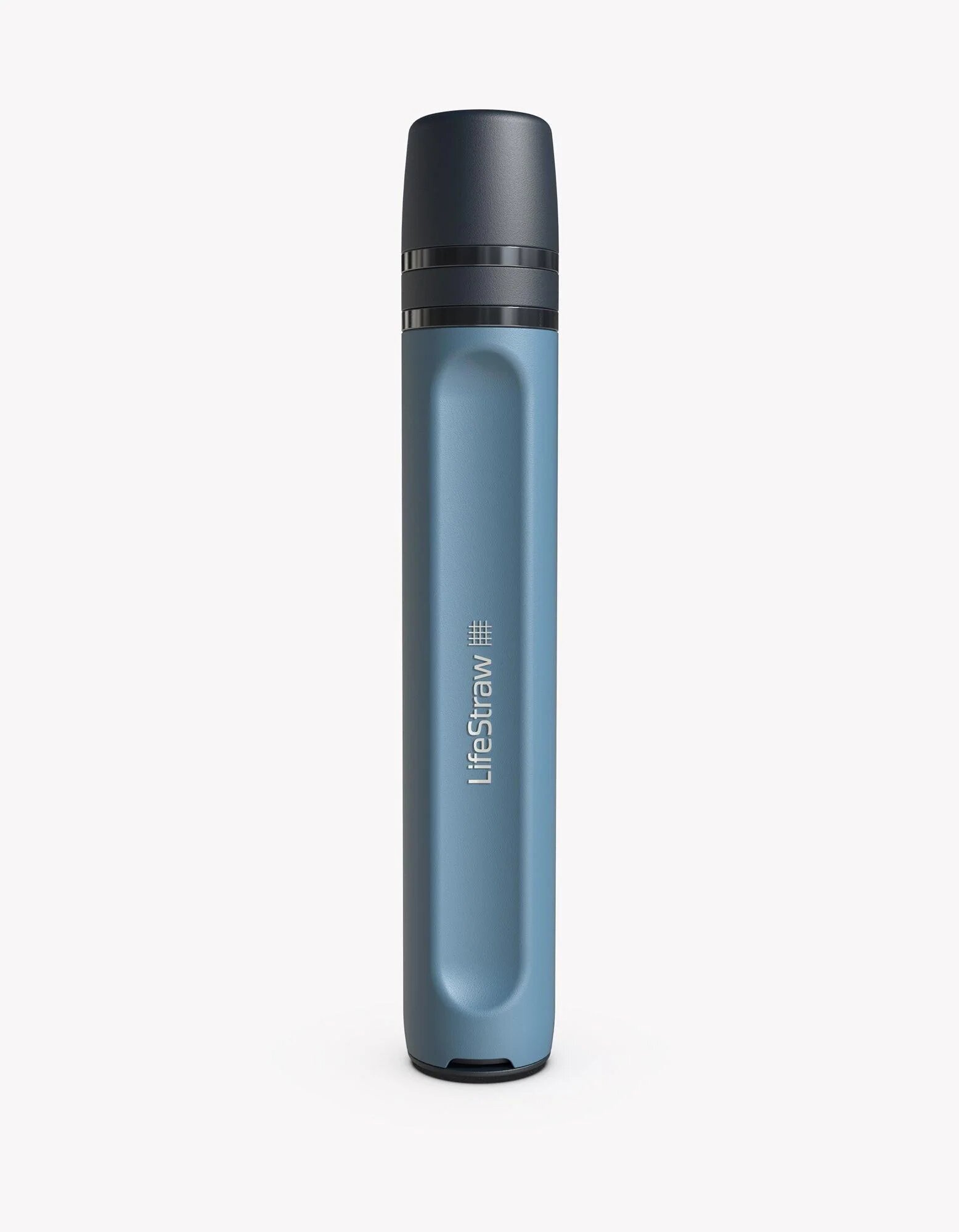 Niebieskoszara słomka LifeStraw Peak Series Personal stoi pionowo, u góry ciemna końcówka ustna, na korpusie napis LifeStraw