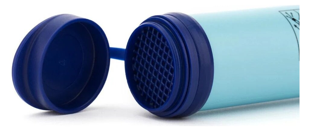 Słomka LifeStraw ze zdjętą zatyczką, widać siatkę osłaniającą wlot wody