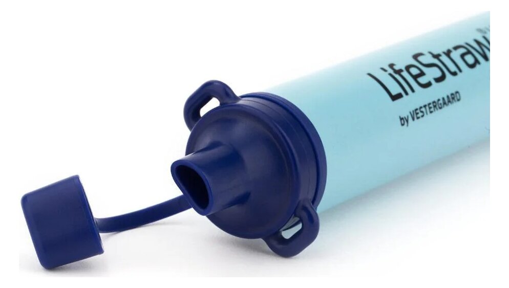 Słomka LifeStraw z napisem producenta; zatyczka na plastikowym pasku wisi obok otwartego końca