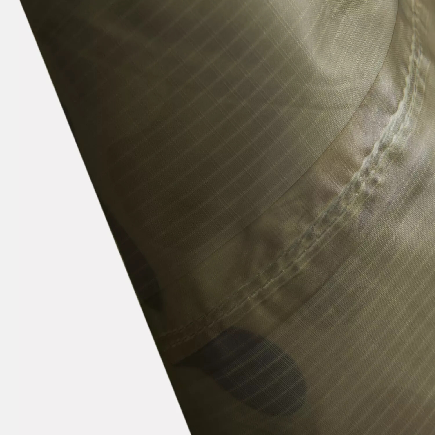 Zbliżenie klejonego szwu na tkaninie ripstop płachty Helikon-Tex Supertarp